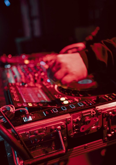 dj pult med hånd