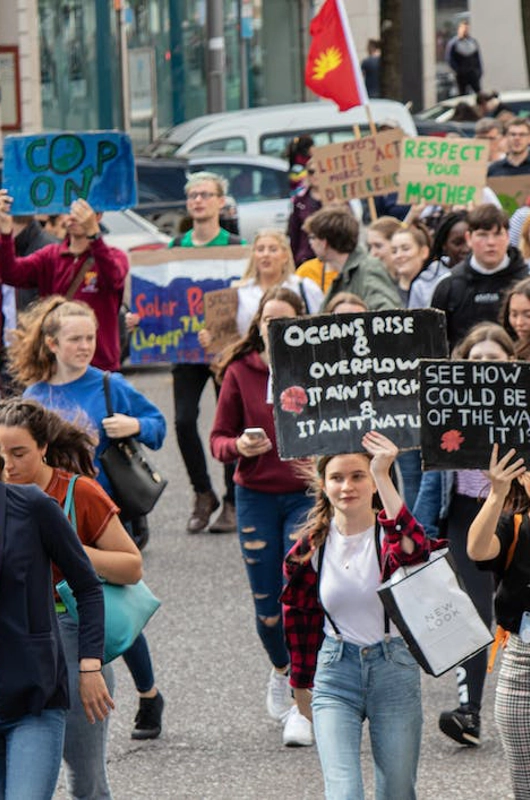 Unge som bruger deres demokratiske stemme