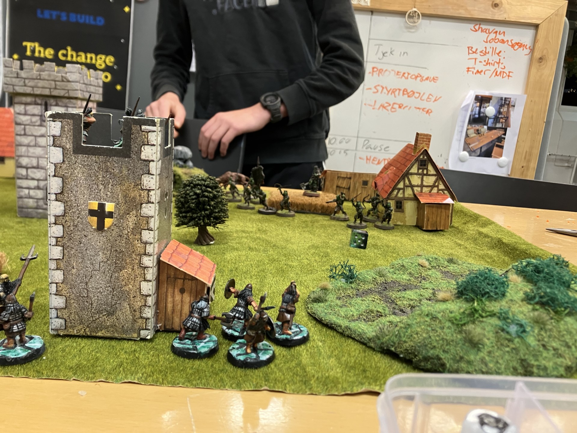 Et billede af et figurspil, der spilles på en spilleplade med miniaturer.