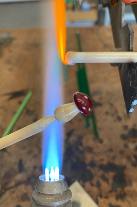 Glasstænger smeltes og laves til glasperler