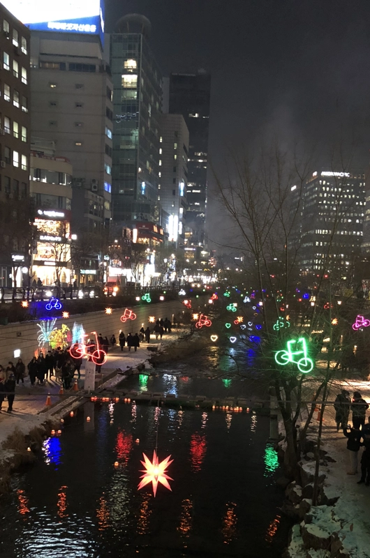 Billedet af nattelys ved vandløb midt i Seoul, hovedstedet i Sydkorea